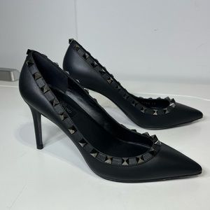 AUTH: Valentino Garavani Rockstud Black Leather Pumps